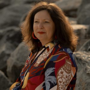 Agathe experte en Design Humain et mentore en ledership Agathe, mentore en réinvention pro et experte en Design Humain, incarne la liberté, l’authenticité et le feu intérieur.
